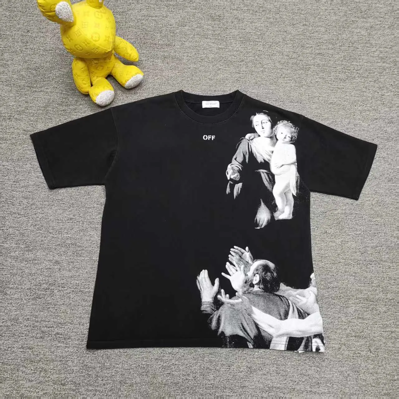 The top proven version OFF-WHI* 25SS new printed short-sleeves, loose fit, the same style for male and female couples stars. American designer Virgil Abloh founded the luxury street brand Off-White based on the pop culture of the younger generation. Walking between street culture and high-end fashion, contemporary elements are used to interpret youth culture, and fine workmanship is used to interpret trendy clothing. Photos, paintings and eye-catching graphic printing are all sources of inspiration for the designer. 32 counts of 260g double yarn pure cotton fabric, the printing uses Kornit digital direct injection technology, and the picture is clear. The white glue base ensures the firmness of the printing, and machine washing is stress-free - 1:1 original mold opening, ZP development, perfectly restored to the original version, produced by a large factory, not produced by a small factory on the market, fine wiring, top-notch craftsmanship, welcome to compare - A full set of customized accessories for collar labels, hang tags, and wash water labels - Exclusive logo packaging - No matter age, body shape or gender, it is very suitable for both men and women. All details are real photos, buy with confidence. Color: Black White Size: S-XL P;120